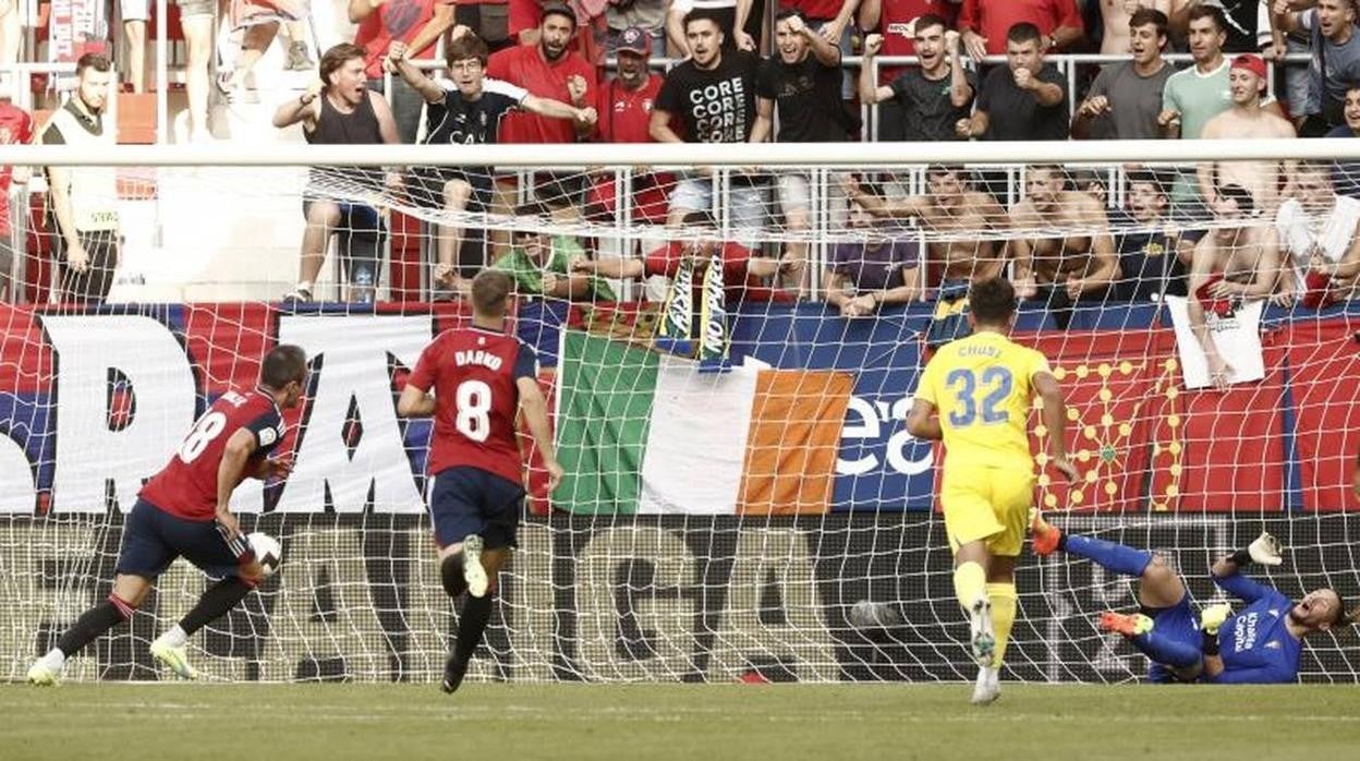 Momento en el que Kike García anota el segundo tanto para Osasuna