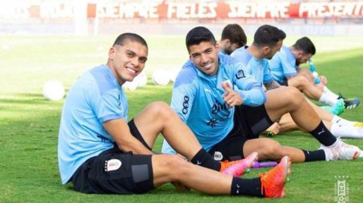 Ocampo y Luis Suárez en un entrenamiento