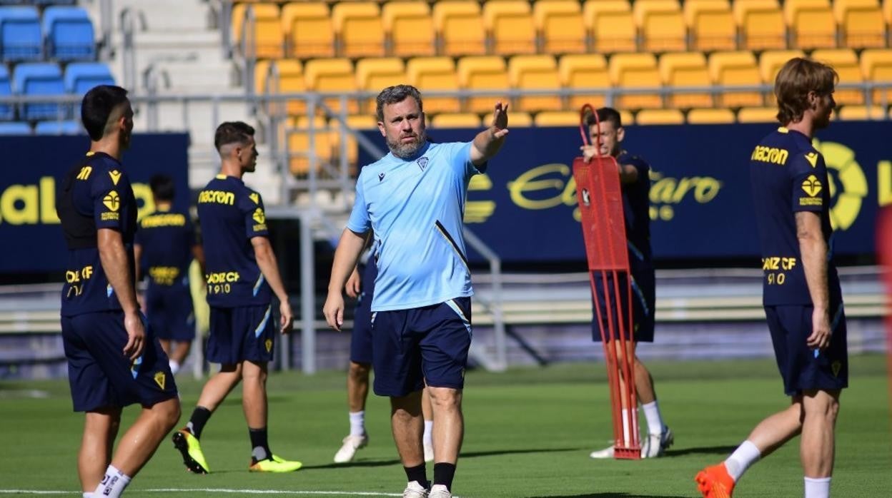 Sergio González explica una jugada durante el entrenamiento celebrado en Carranza el sábado pasado.