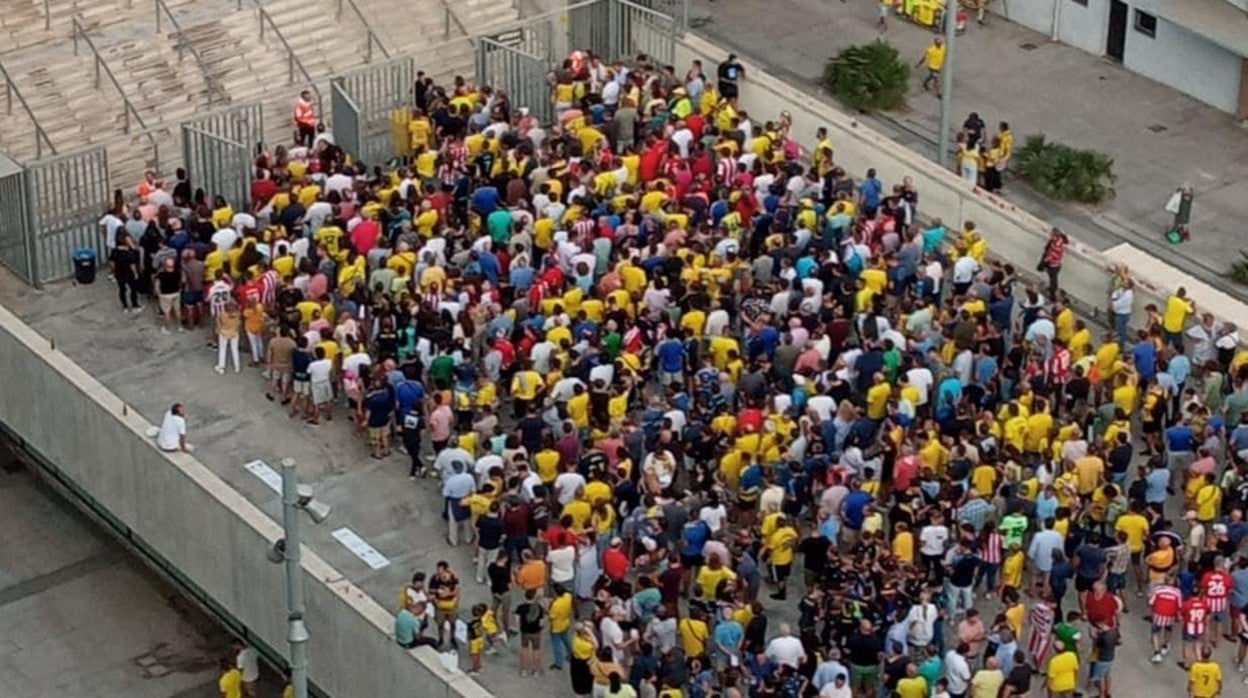 Aglomeraciones en la entrada a Tribuna