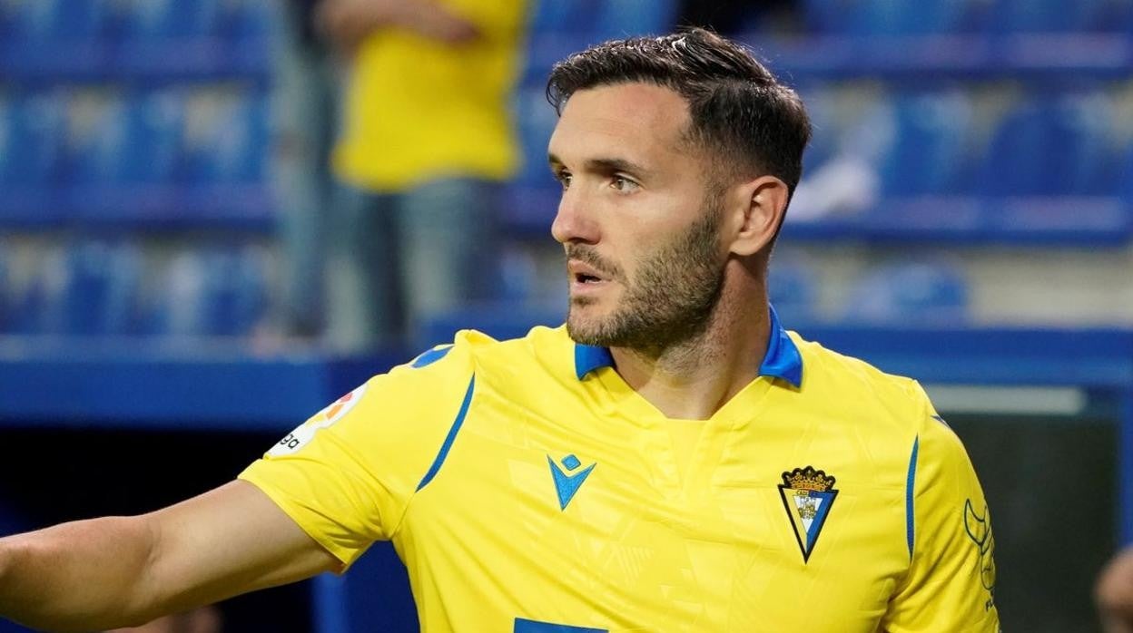 Lucas Pérez en un partido con el Cádiz