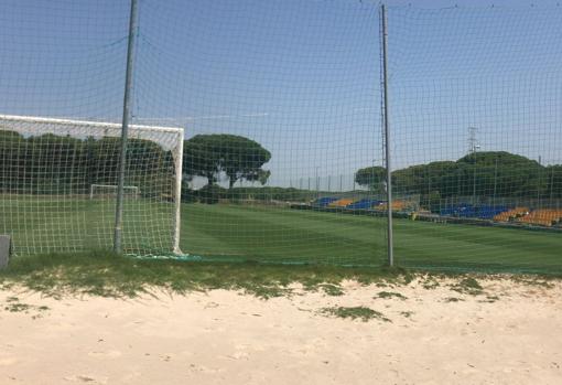 El filial entrenado por Alberto Cifuentes jugará su partido en el campo 4, donde las gradas, al ser supletorias, son más bajas y la visión es mucho menor.