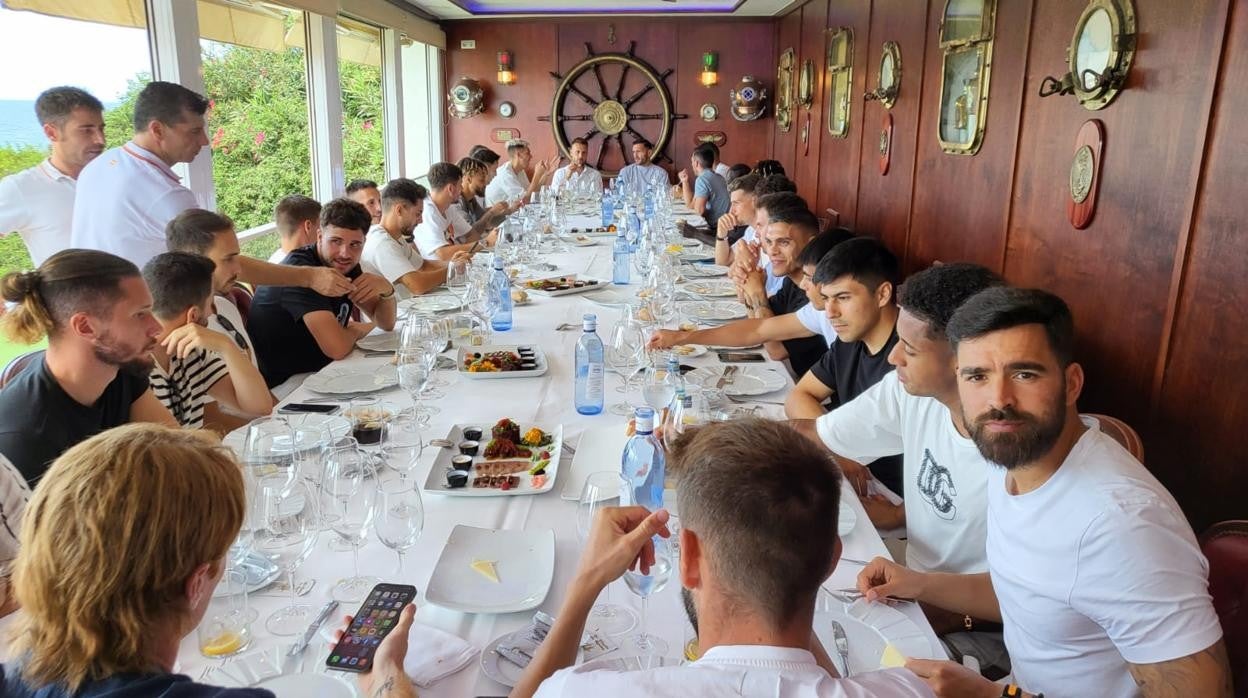 Los jugadores del Cádiz pasaron un almuerzo de convivencia en El Timón de Roche.