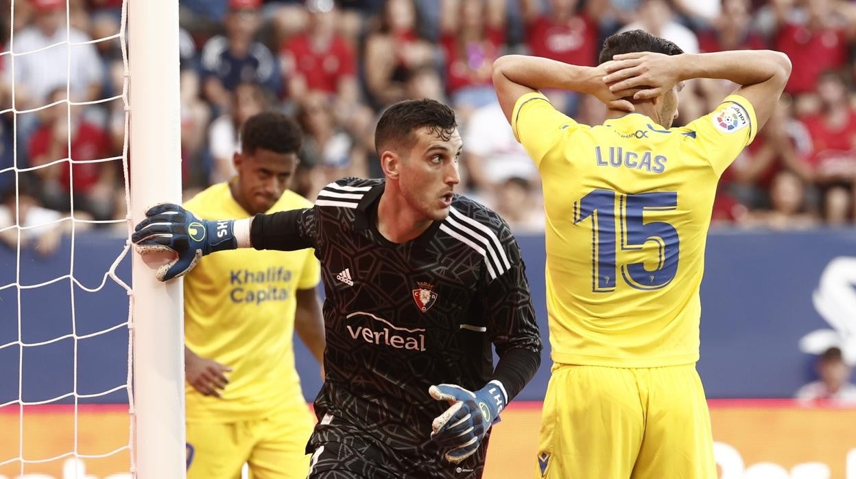 Lucas se lamenta de una inmejorable ocasión ante el Osasuna.