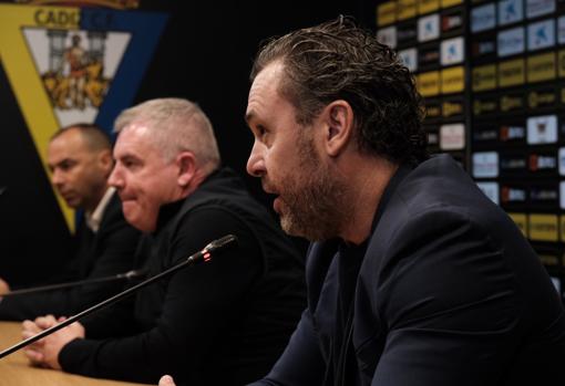 Sergio González junto a Manuel Vizcaíno y Jorge Cordero en su presentación como entrenador del Cádiz CF: