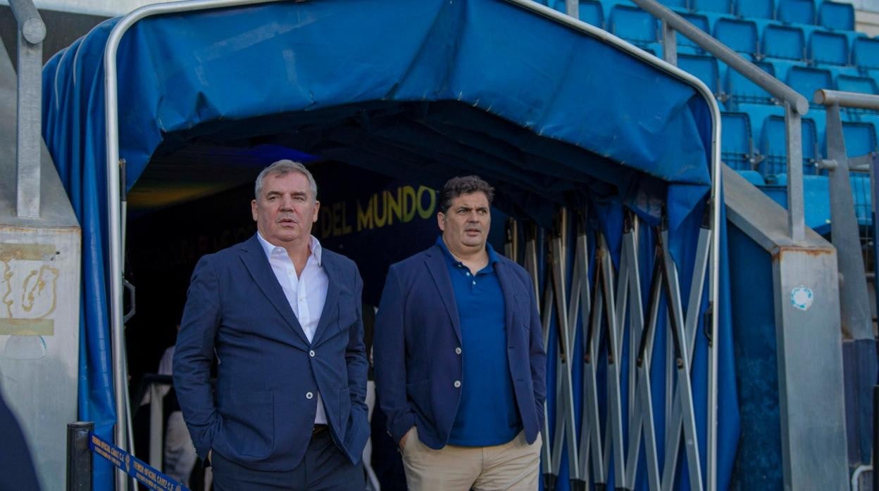 Manuel Vizcaíno y Rafael Contreras, en el túnel de vestuarios de Carranza.