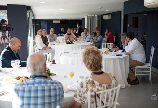 La reunión con cofrades y carnavaleros fue en el antepalco de Carranza.