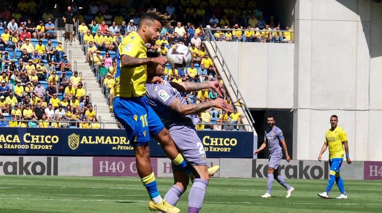 Theo Bongonda disputa un balón aéreo