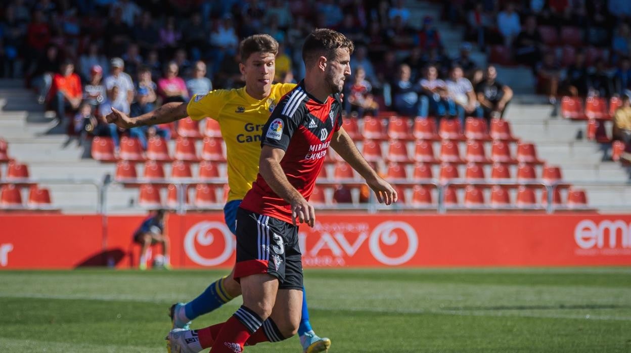 Raúl Parra durante el reciente Mirandés - Las Palmas.