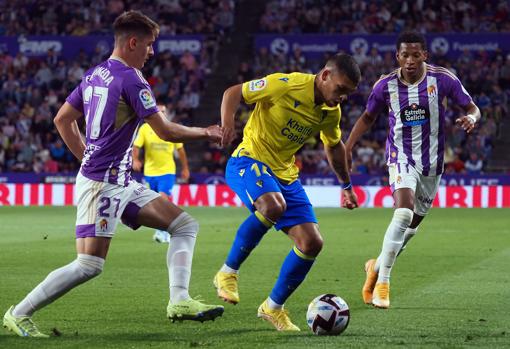 Brian Ocampo busca su sitio en el once titular del Cádiz CF.