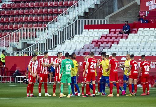 El Girona hizo pasillo de honor al Cádiz CF tras el ascenso de los cadistas a Primera.