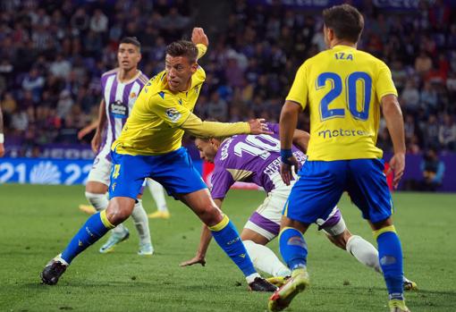 Iza apunta de nuevo al once titular del Cádiz CF.