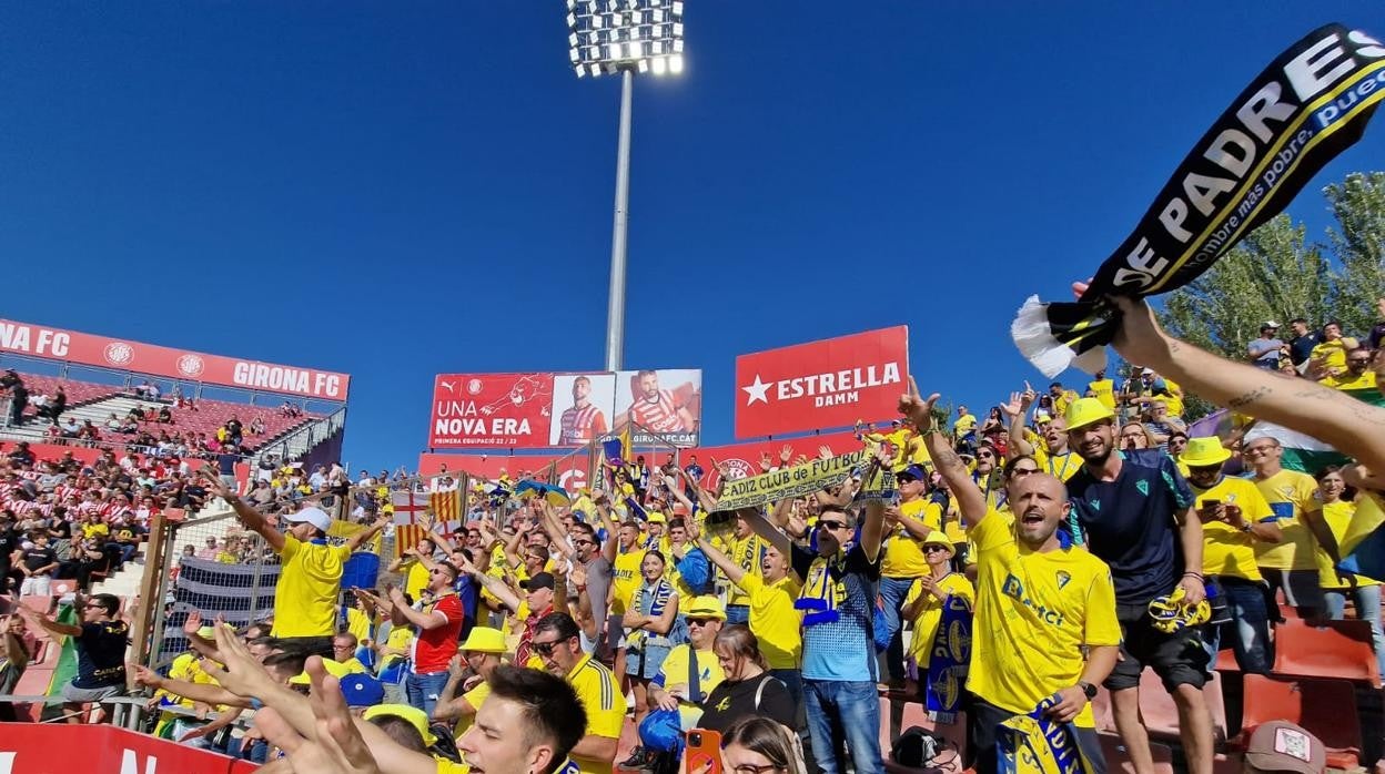 La afición amarilla anima a los suyos en la grada visitante de Montilivi