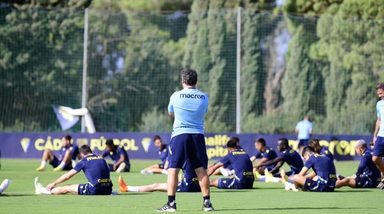 Sergio observa a sus jugadores durante una sesión de estiramientos en el rosal.