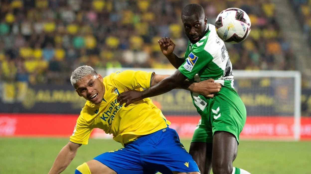 Alcaraz y Ocampo, saliendo a la contra.