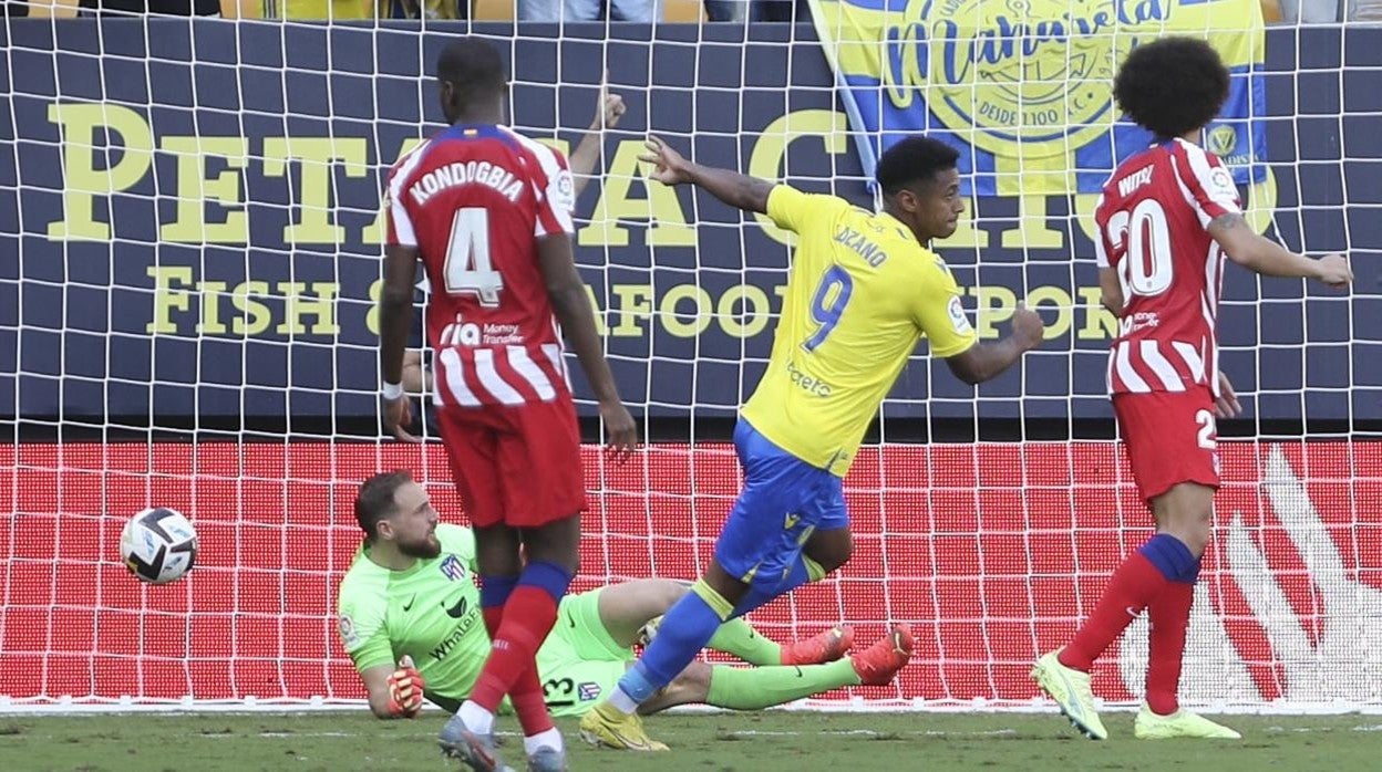 Bongonda adelantó al Cádiz a los 30 segundos.