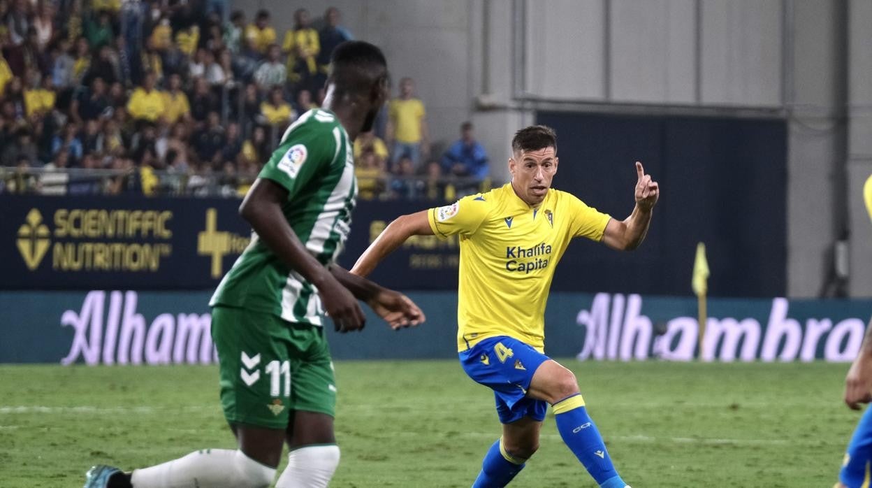 Rubén Alcaraz, durante el Cádiz - Betis