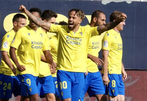 Bongonda celebra su tempranero gol al Atlético tras asistencia de 'Pacha' Espino.