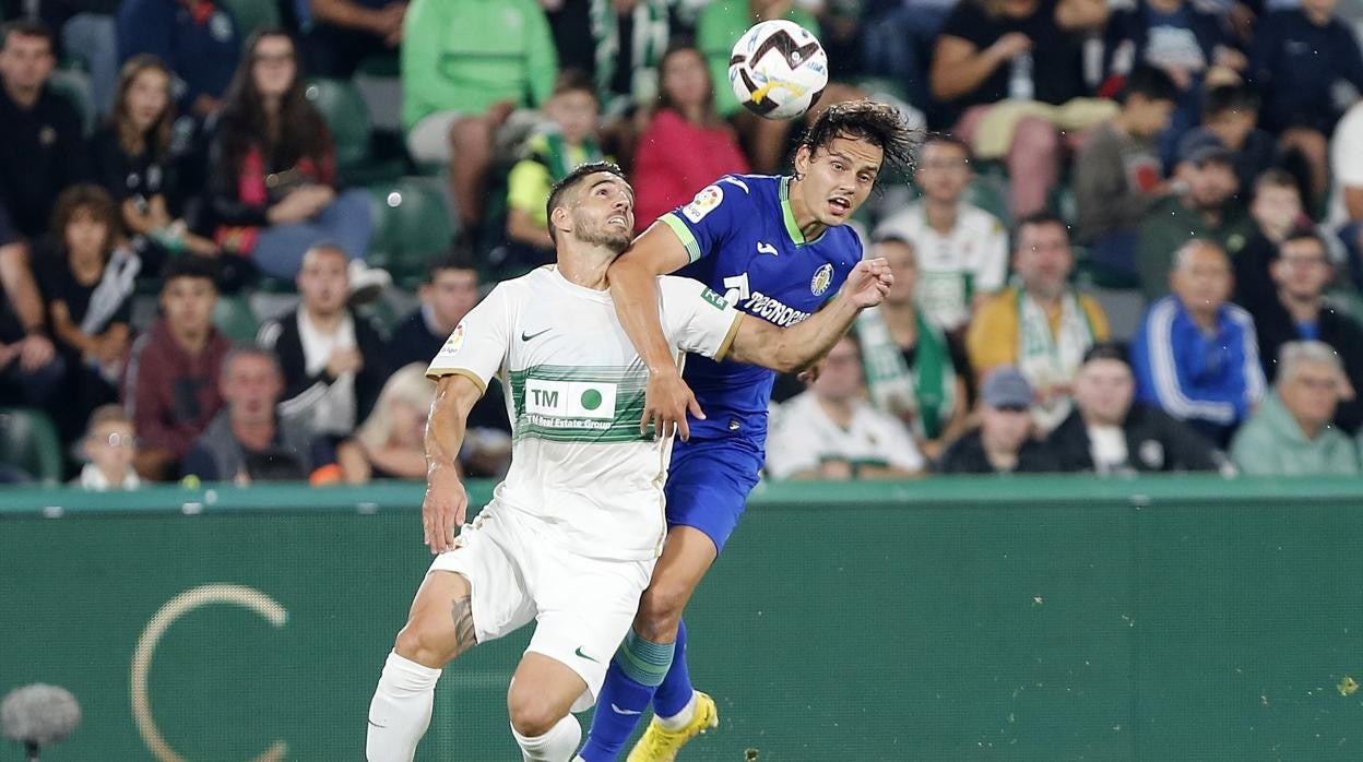 Enes Unal en un lance del partido ante el Elche en el Martínez Valero.