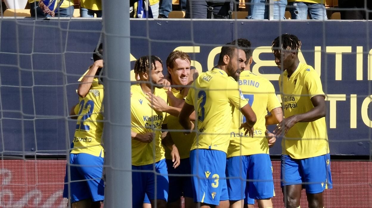 Los jugadores del Cádiz celebran el tanto inicial de Thèo Bongonda