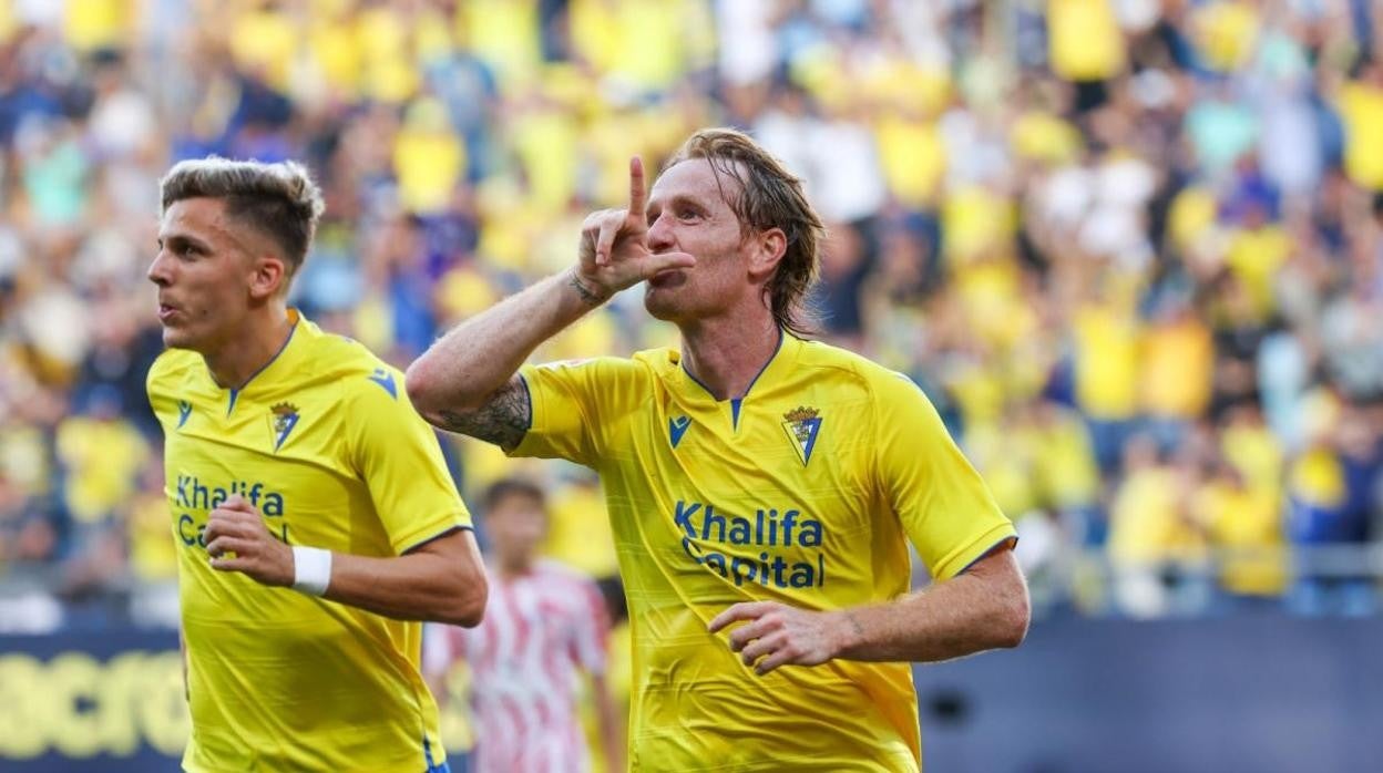 Álex celebra su gol con Alejo ante el Atlético de Madrid