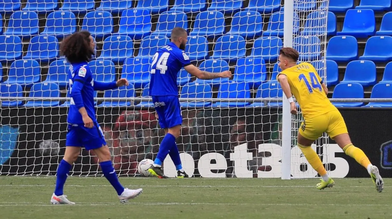 Un gol de Timor en propia meta daba la victoria al Cádiz CF en el Coliseum hace dos temporadas.
