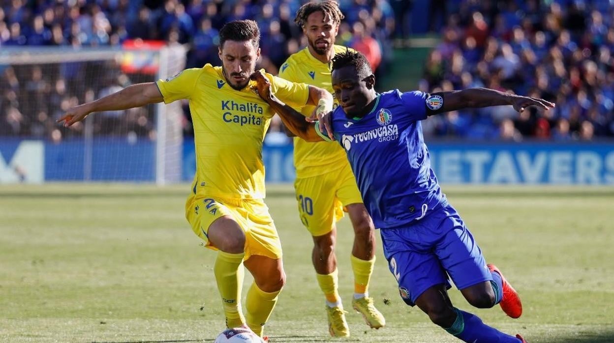 Iza y Djené en un momento del partido