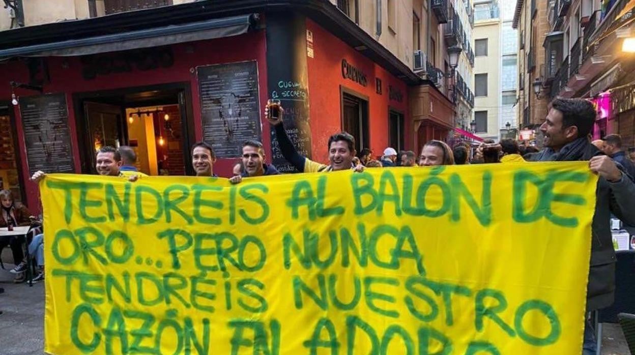 Pancarta con mucho arte portada por seguidores del Cádiz en la capital española