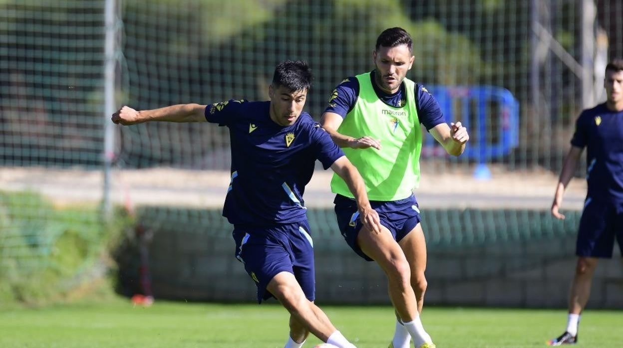 Alarcón y Lucas Pérez, en un entrenamiento.