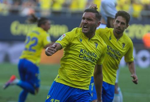 Sobrino junto a Lucas Pérez.