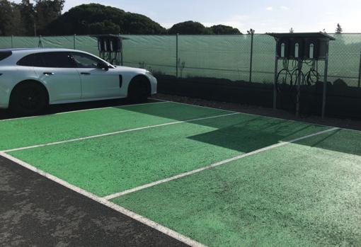 a la última, el parking del primer equipo tiene para carga para coches eléctricos.