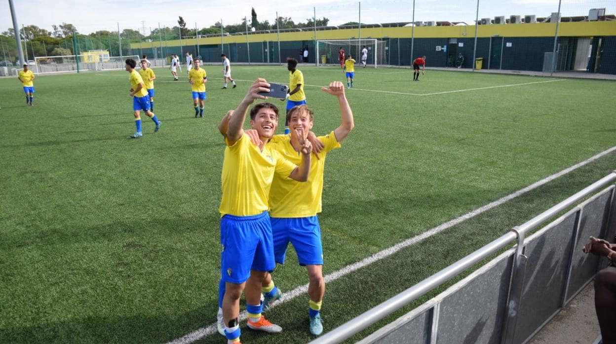 Los juveniles del Cádiz CF celebran el tanto tomándose un selfie