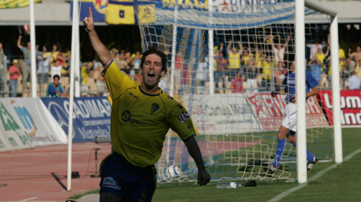 Abraham Paz celebra el gol del ascenso en Chapín