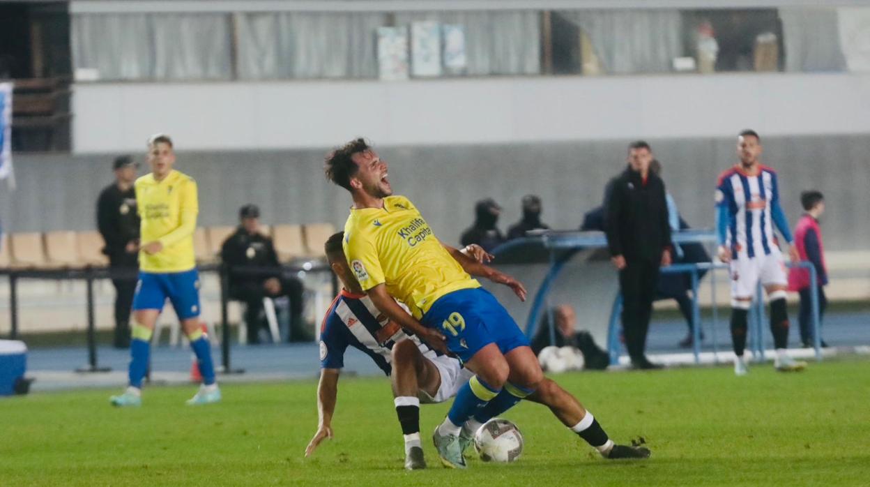 Alvaro Giménez recibe una entrada por detrás de un xerecista.