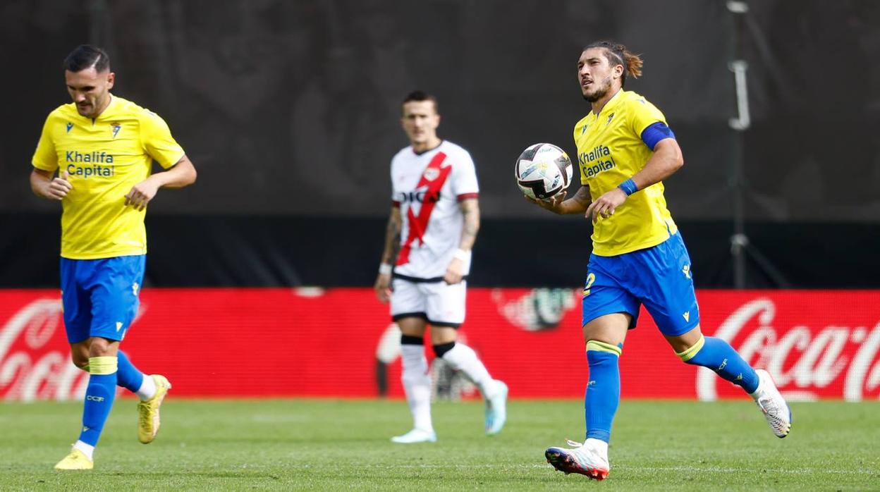 Salvi, al fondo entre Lucas Pérez y 'Pacha' Espino, durante el Rayo - Cádiz.