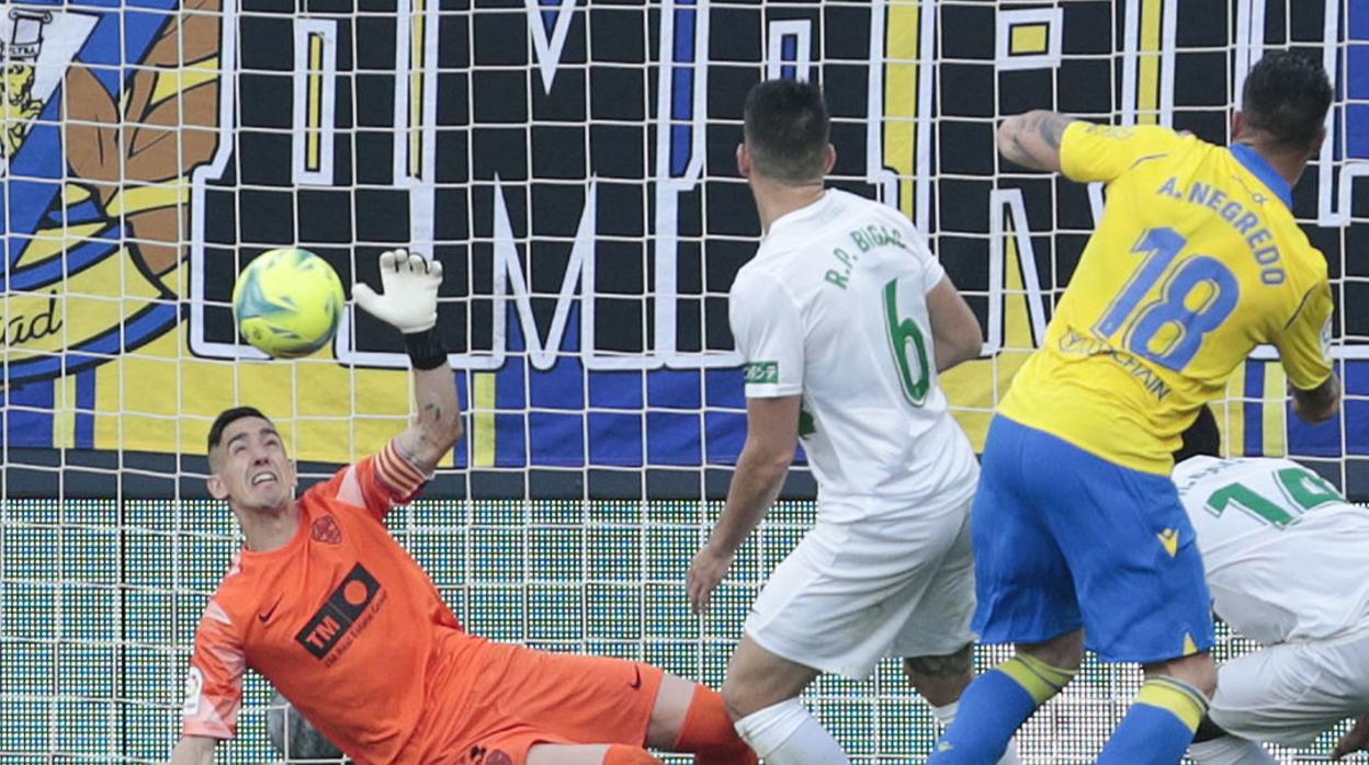 Negredo adelantó al Cádiz en el minuto 80.