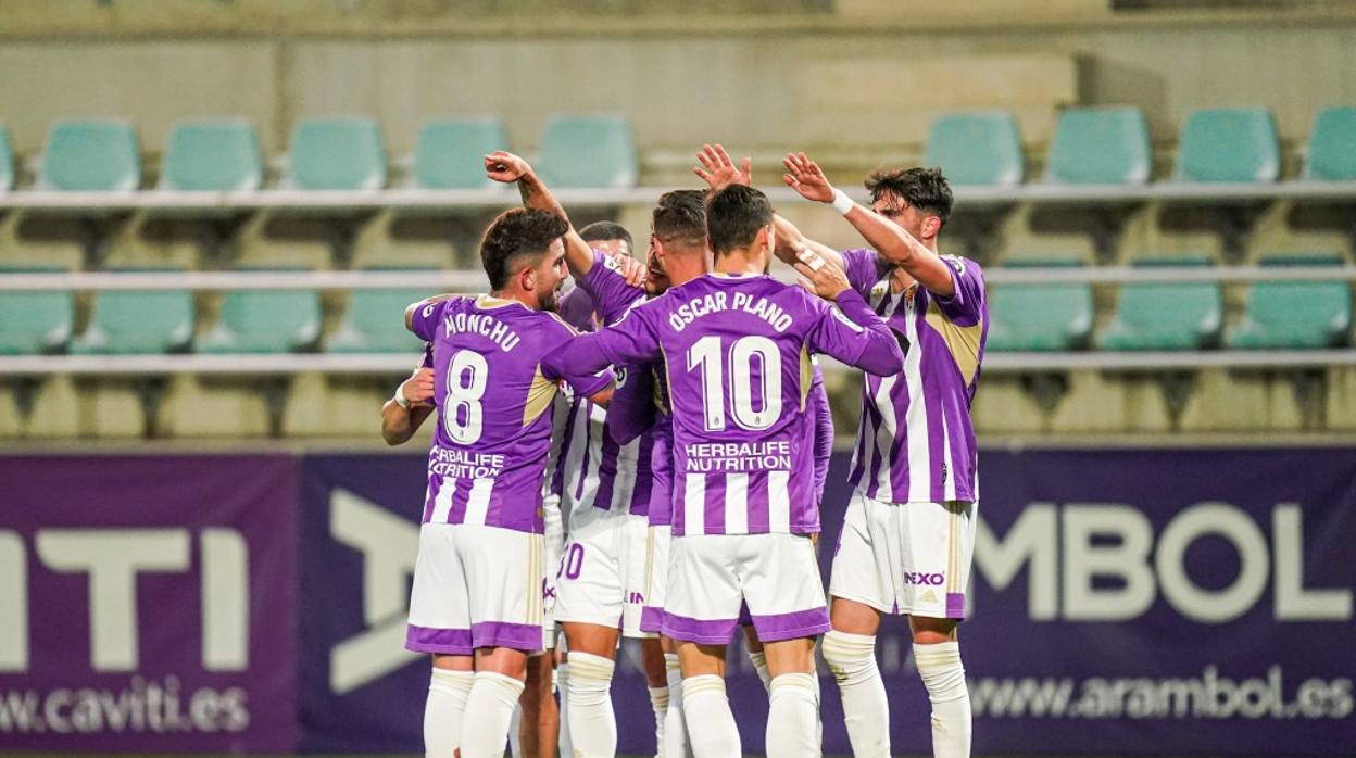 Los jugadores del Real Valladolid celebran un tanto