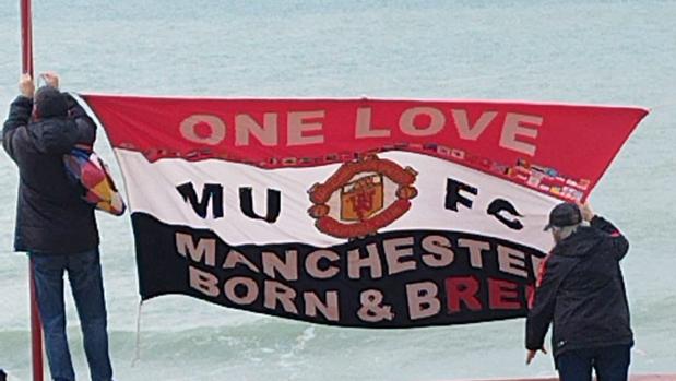 Aficionados del Manchester United se dejan ver por la Playa de Santa María