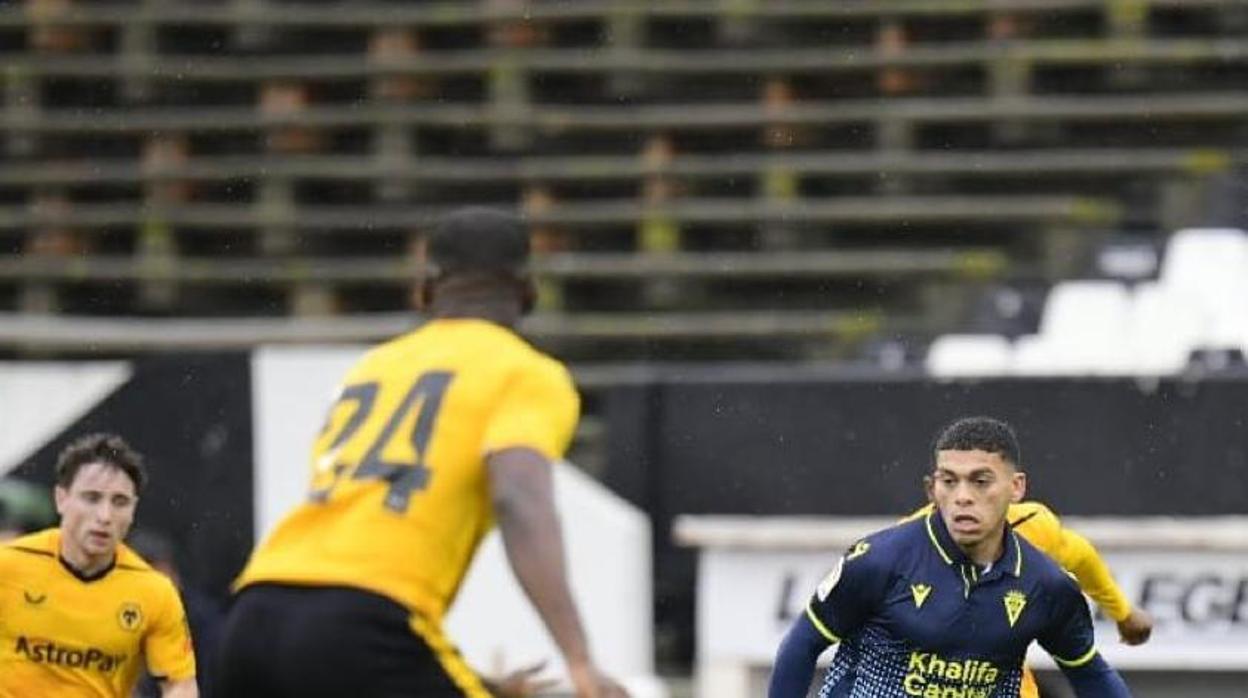 Ocampo controla el balón durante el amistoso ante el Wolverhampton en la Línea.