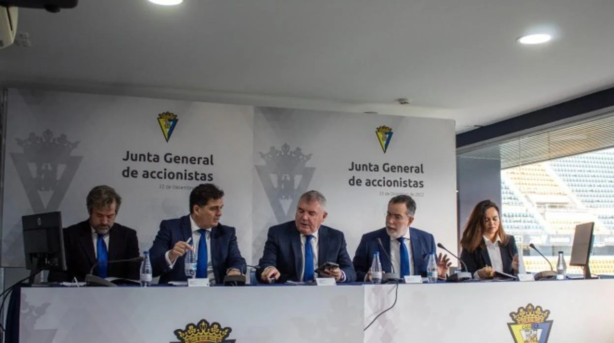 El Consejo de Administración del Cádiz en la Junta de Accionistas