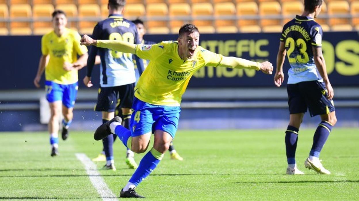 Rubén Alcaraz celebra un gol en el partidillo celebrado en el Estadio Carranza este viernes.