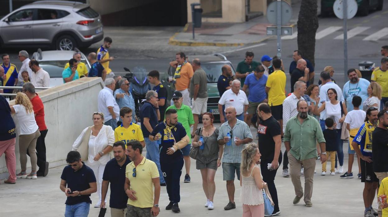 Aficionados ingresan en el estadio gaditano