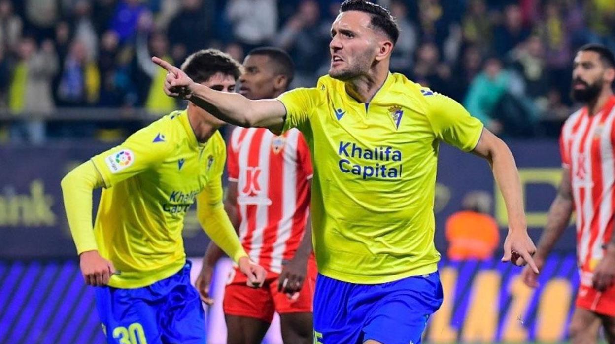 Lucas Pérez celebra su gol ante el Almería