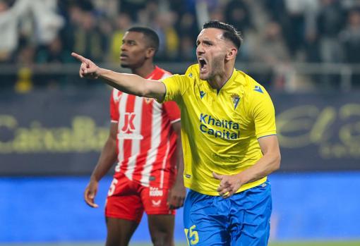 Lucas Pérez celebra su gol al Almería.