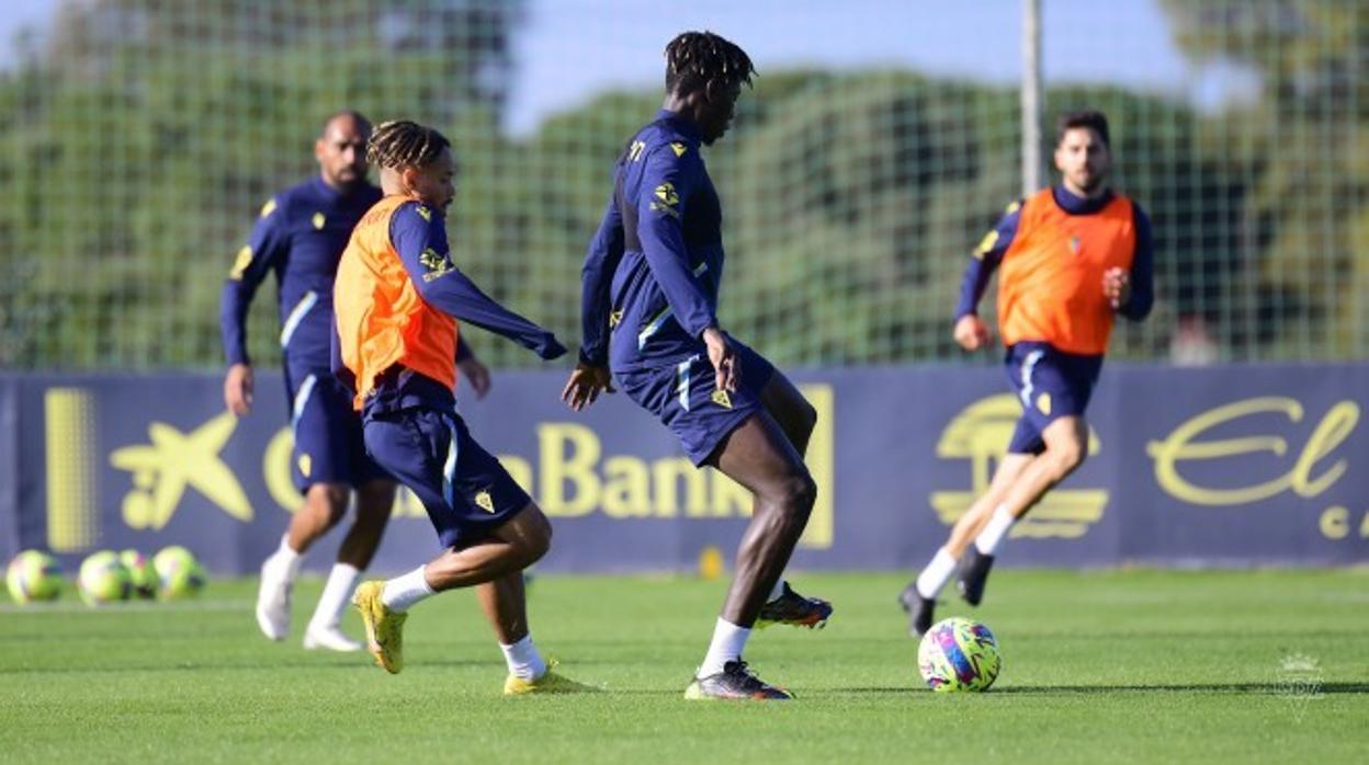 Los centrales Fali y Momo M'Baye, en la imagen junto a Bongonda y Sobrino, estuvieron presentes en el entrenamiento del Cádiz CF.