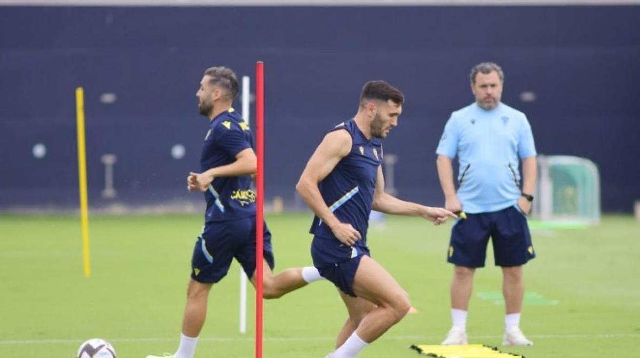 Lucas Pérez ante la mirada de Sergio en un entrenamiento del Cádiz