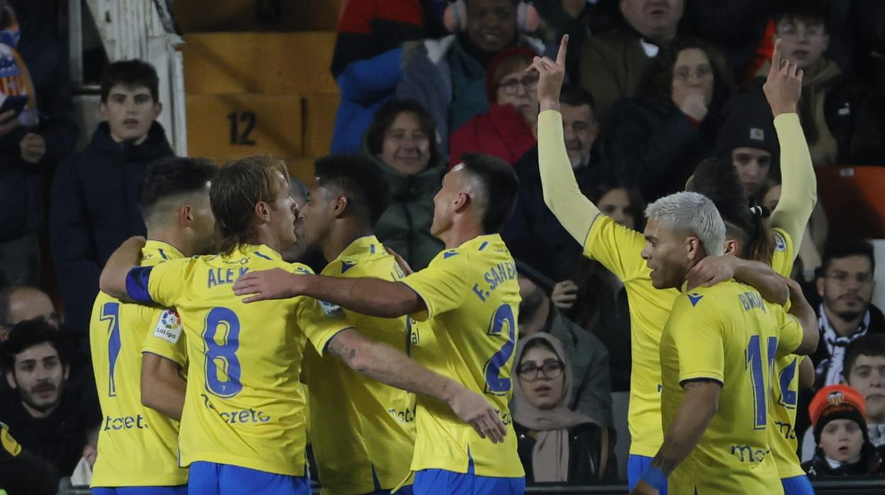 Los jugadores del Cádiz celebran el gol en Mestalla