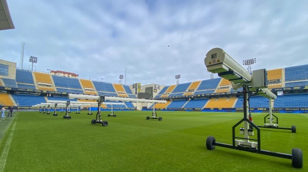 El Cádiz CF instala nueva maquinaria para cuidar el césped del Estadio Carranza.