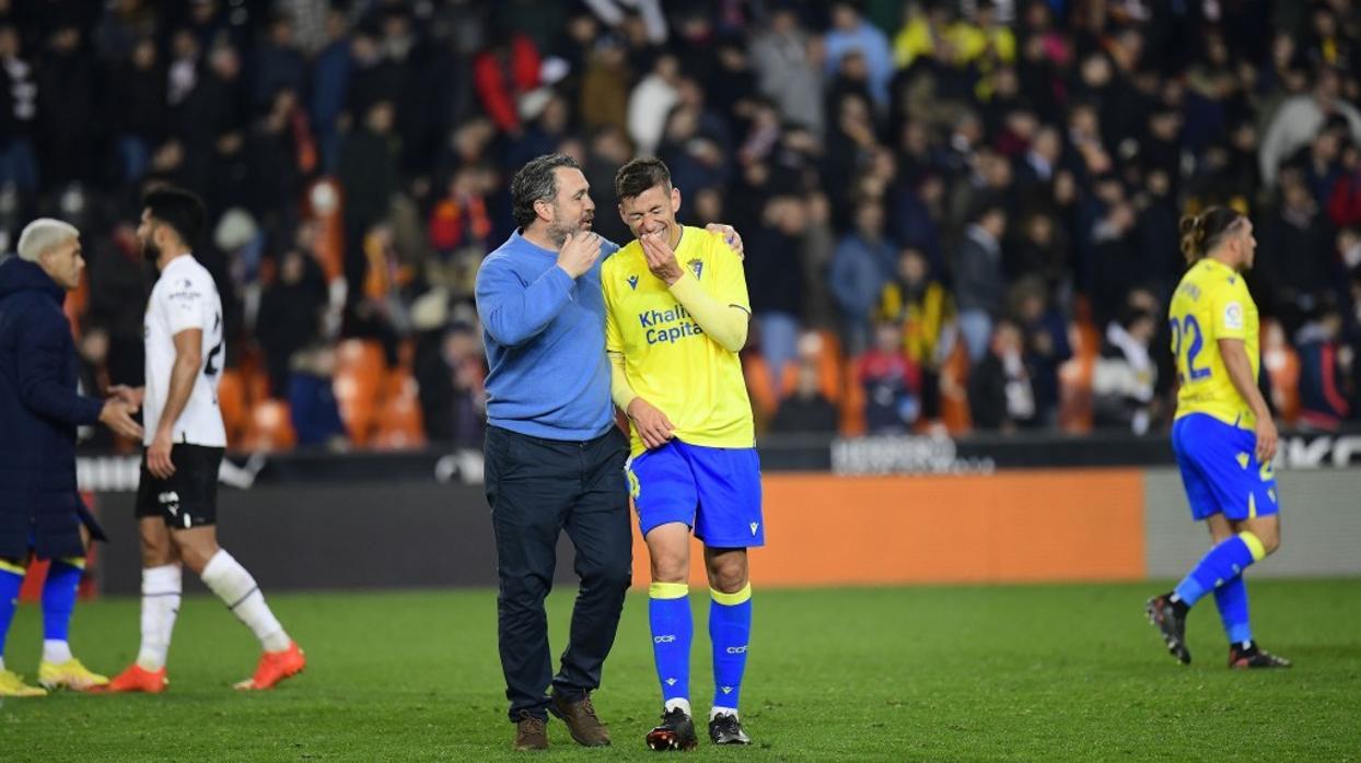 Sergio abrazó a todos sus jugadores tras el término del partido en Mestalla.