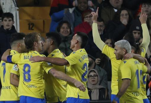 Los jugadores del Cádiz celebran el tanto de Alcaraz